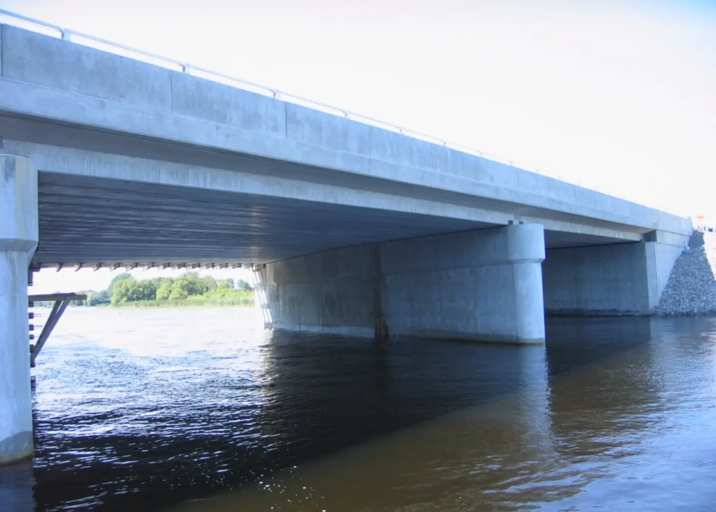 Scugog River bridge with prestressed concrete girders